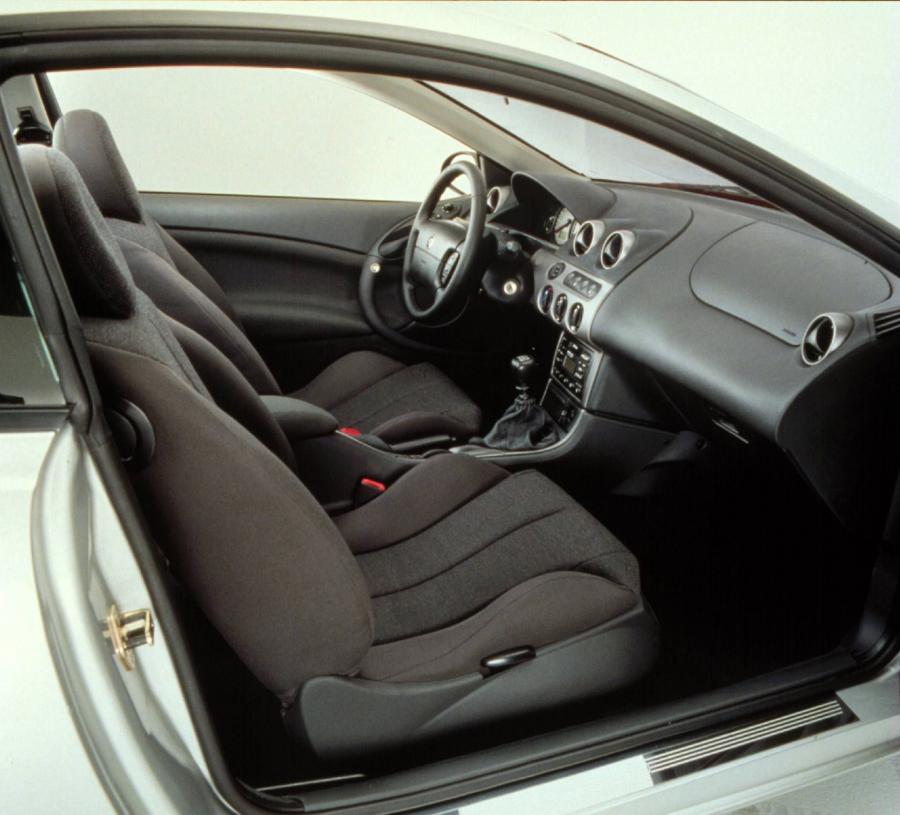 Интерьер Mercury Cougar 1999 года  (фото 16 из 68)